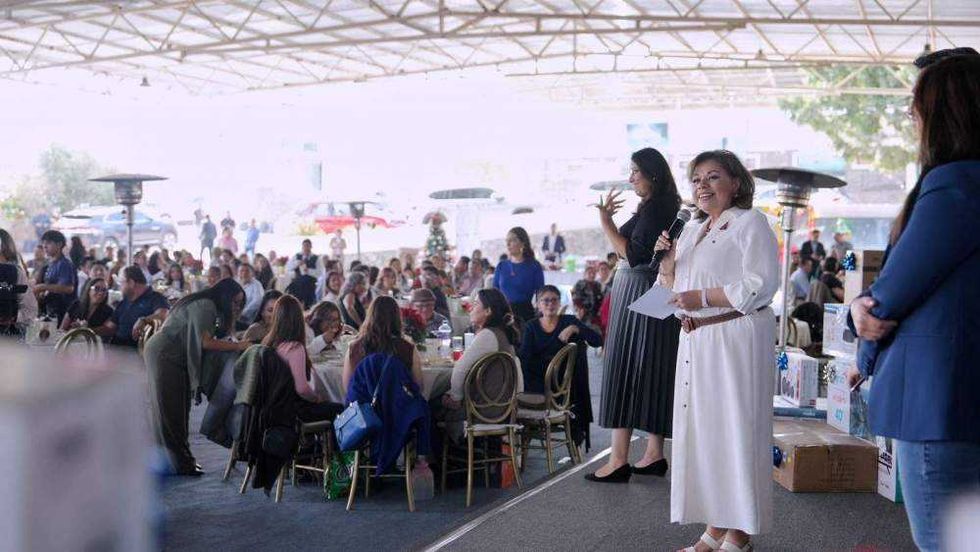 Felifer Macías acompaña a Adriana Olvera de Macías en comida navideña del DIF Municipal de Querétaro diciembre 2025.