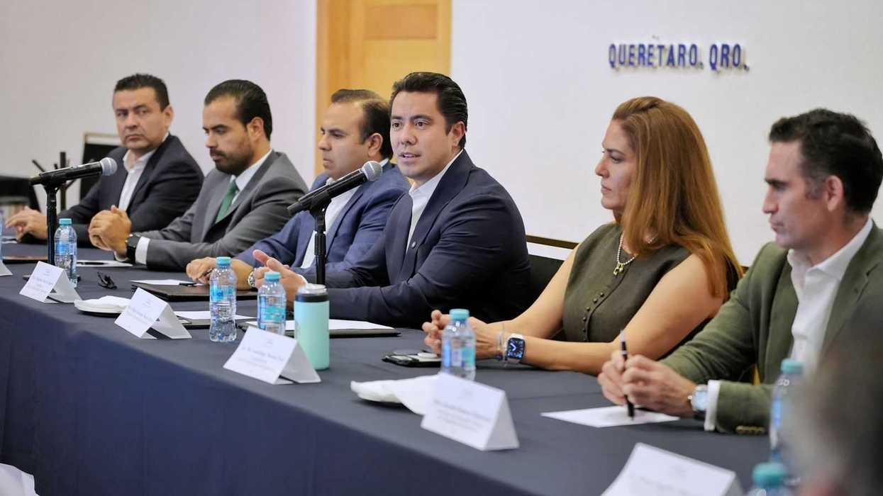 Felifer Macías acompañado de directivos del Club de Industriales y funcionarios municipales en un encuentro en Querétaro.