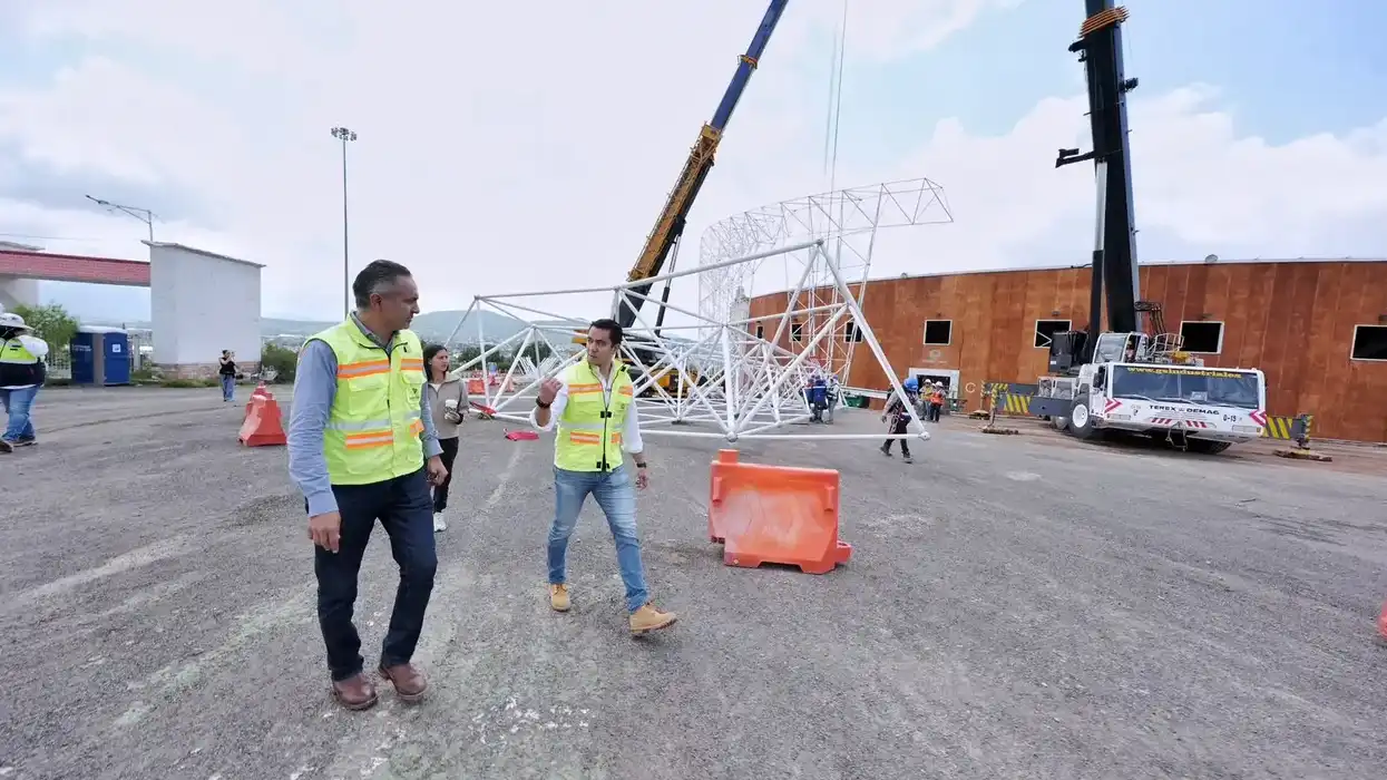 Felifer Macías camina por la obra del Foro Querétaro con funcionario