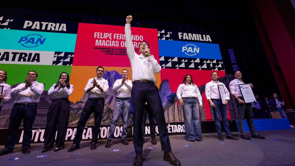 Felifer Macías con micrófono y puño en alto durante la presentación del Plan Futuro para Todos del PAN en Querétaro