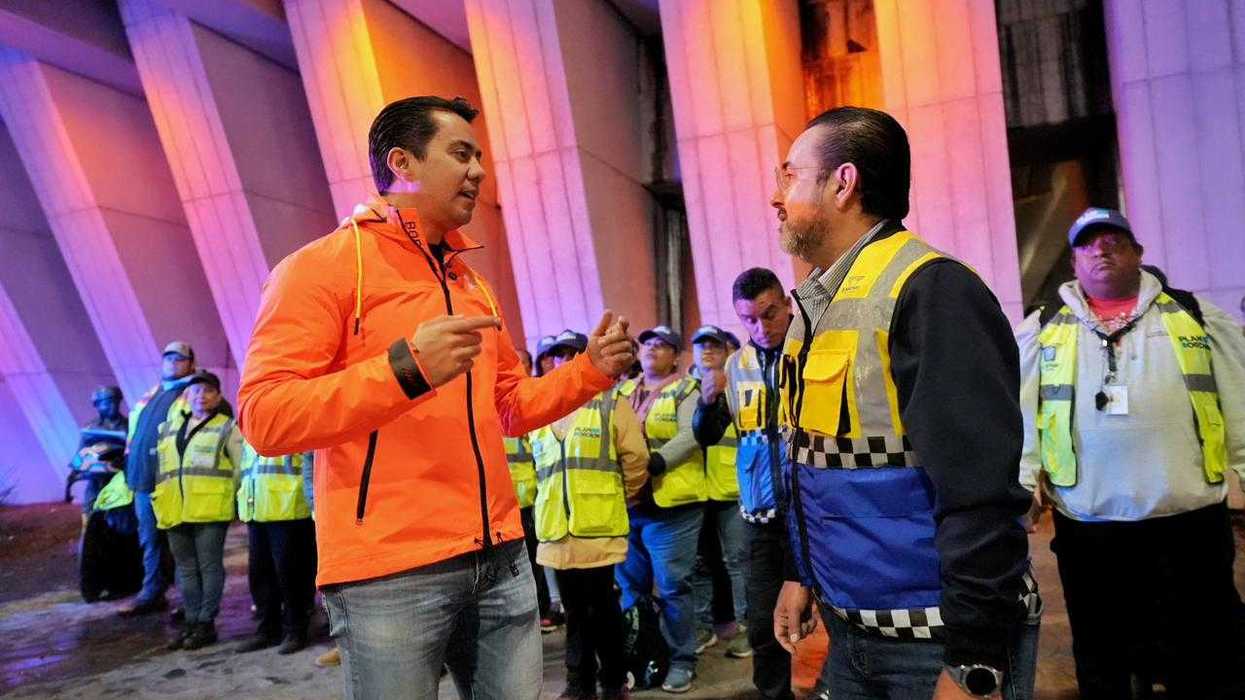 Felifer Macías conversa con integrantes de la Secretaría de Movilidad durante el recorrido del operativo vial en Querétaro.