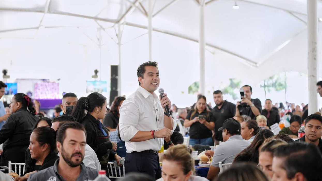 Felifer Macías convive con integrantes de FECOPSE durante su aniversario en Querétaro.