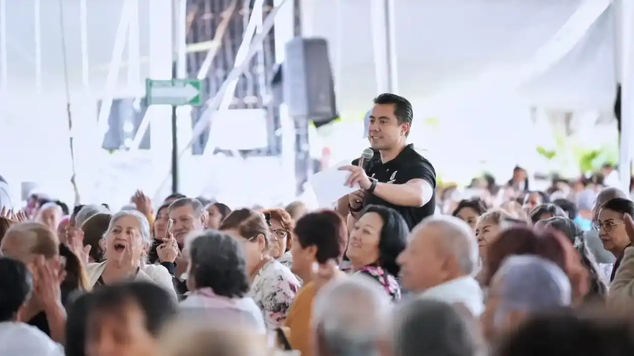 Felifer Macías dirige palabras a mil 900 adultos mayores reunidos bajo carpa en Querétaro