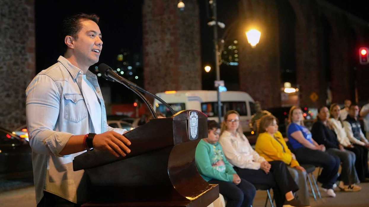 Felifer Macías encabeza encendido de los Arcos por Día Mundial del Autismo en Querétaro