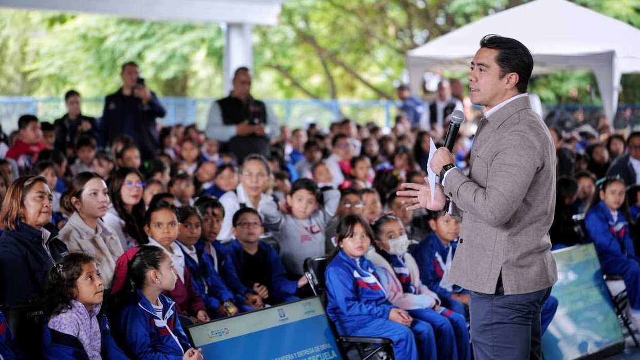 Felifer Macías encabeza la entrega de la techumbre y la cancha de fútbol 5 con pasto sintético en la primaria Juana de Asbaje.