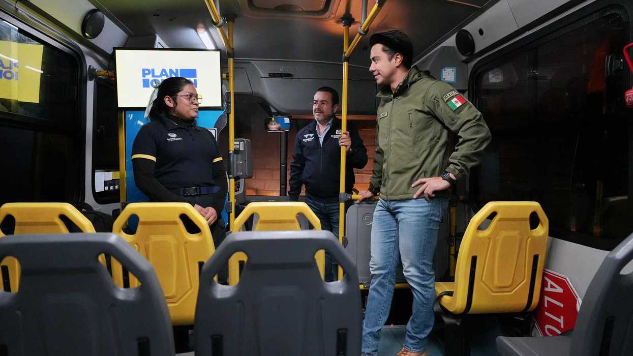 Felifer Macías encabeza recorrido por unidades del Transporte Escolar y Universitario Gratuito en Querétaro.