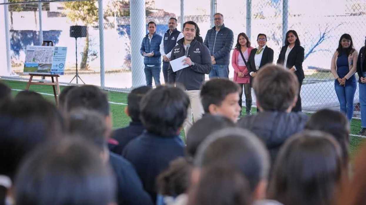 Felifer Macías entrega techado y cancha de fútbol en primaria de Santa Rosa.