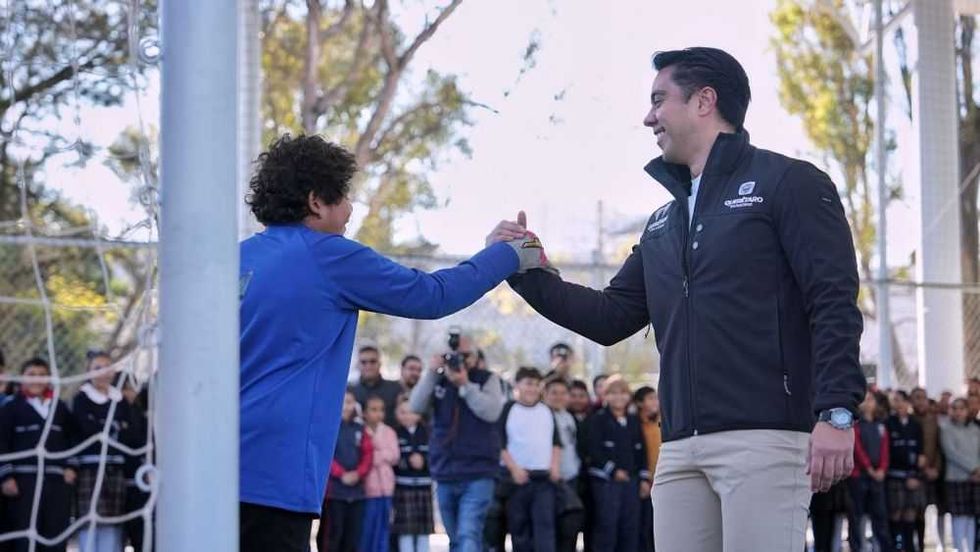 Felifer Macías entrega techado y cancha de fútbol en primaria de Santa Rosa.