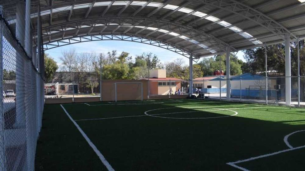 Felifer Macías entrega techado y cancha de fútbol en primaria de Santa Rosa.