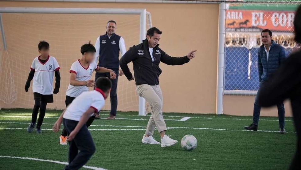 Felifer Macías entrega techado y cancha de fútbol en primaria de Santa Rosa.