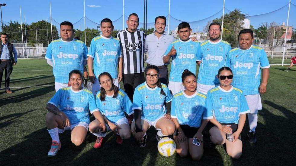 Felifer Macías inaugura el torneo deportivo mixto “Querétaro Con Futuro” en la Unidad Deportiva José María Truchuelo.
