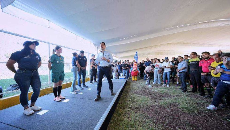 Felifer Macías inaugura el torneo deportivo mixto “Querétaro Con Futuro” en la Unidad Deportiva José María Truchuelo.