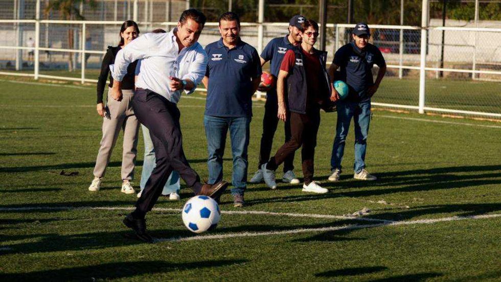 Felifer Macías inaugura el torneo deportivo mixto “Querétaro Con Futuro” en la Unidad Deportiva José María Truchuelo.