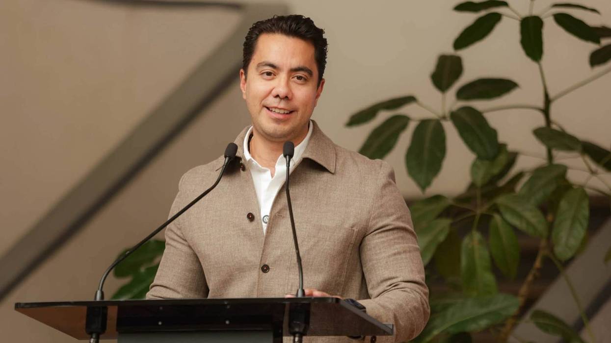 Felifer Macías Olvera, presidente municipal de Querétaro, habla en un podio con dos micrófonos sobre los artesanos del Centro Histórico.