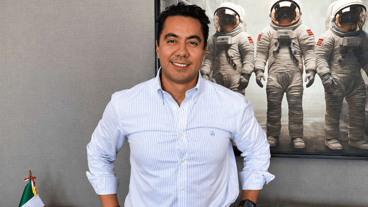 Felifer Macías Olvera, presidente municipal de Querétaro y coordinador estatal del PAN, posa en su oficina frente a un cuadro de astronautas.