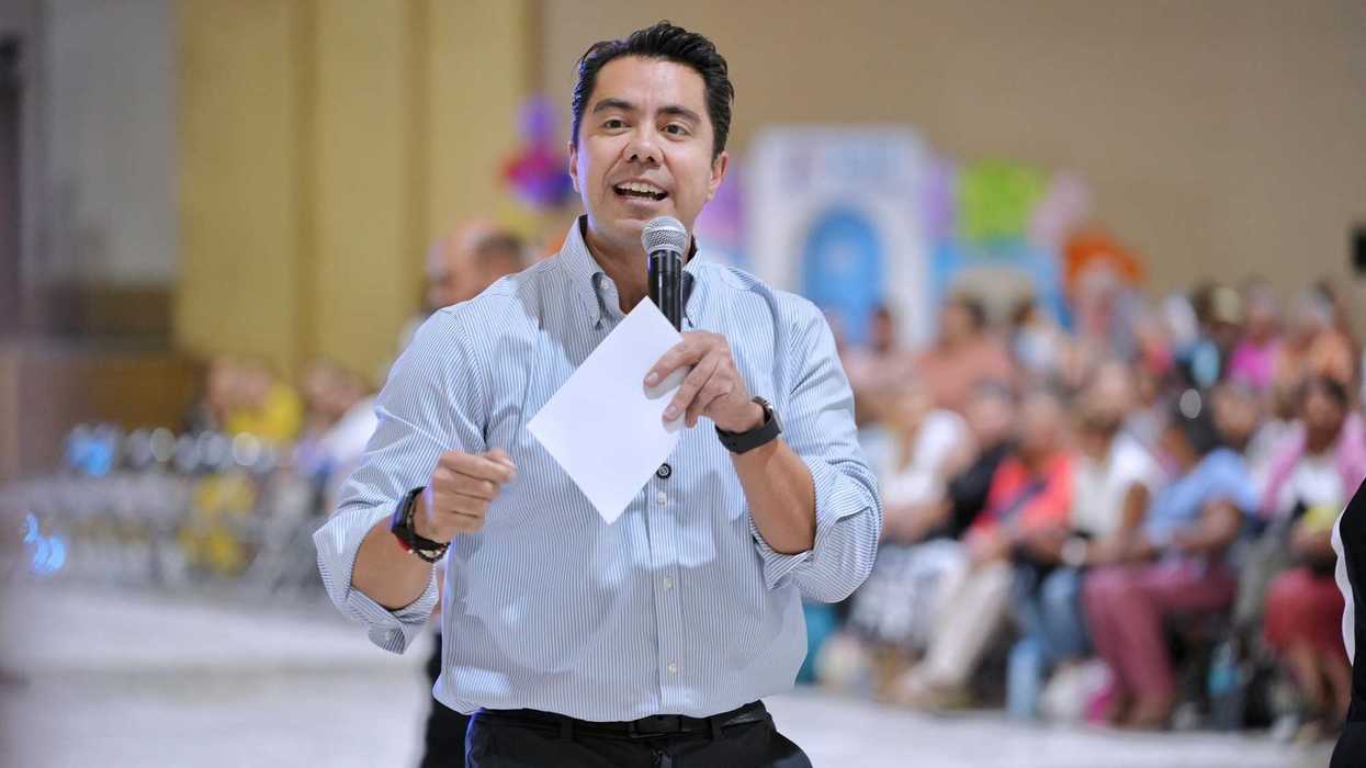 Felifer Macías participa con micrófono durante el Día de las Personas Adultas Mayores en Querétaro