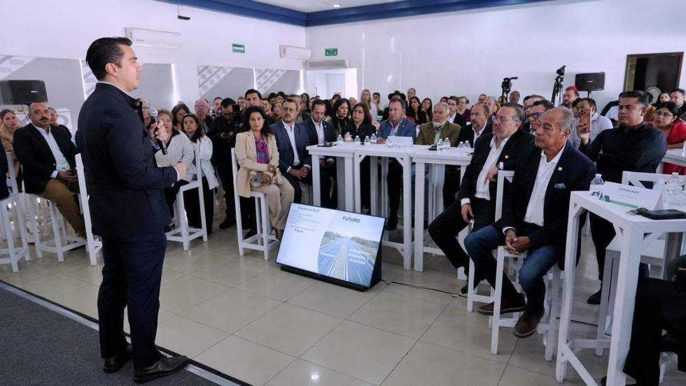 Felifer Macías presenta visión de gobierno orquestador ante socios CANACO Querétaro diciembre 2025.