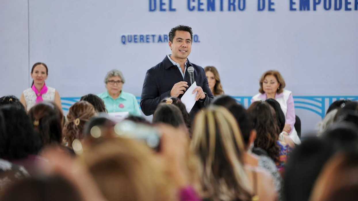 Felifer Macías, presidente municipal de Querétaro, habla con micrófono ante las graduadas del Centro de Empoderamiento para las Mujeres.