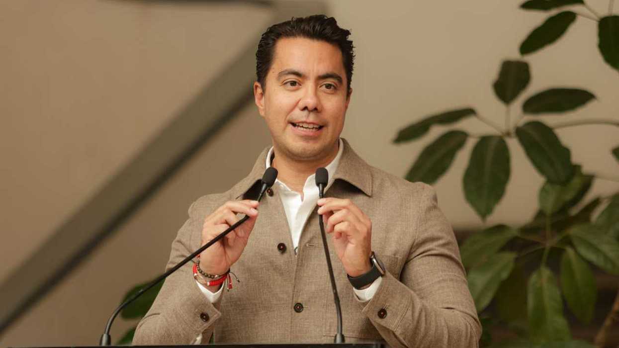 Felifer Macías, presidente municipal de Querétaro, habla en el atril durante la inauguración del programa de servicios profesionales a bajo costo.