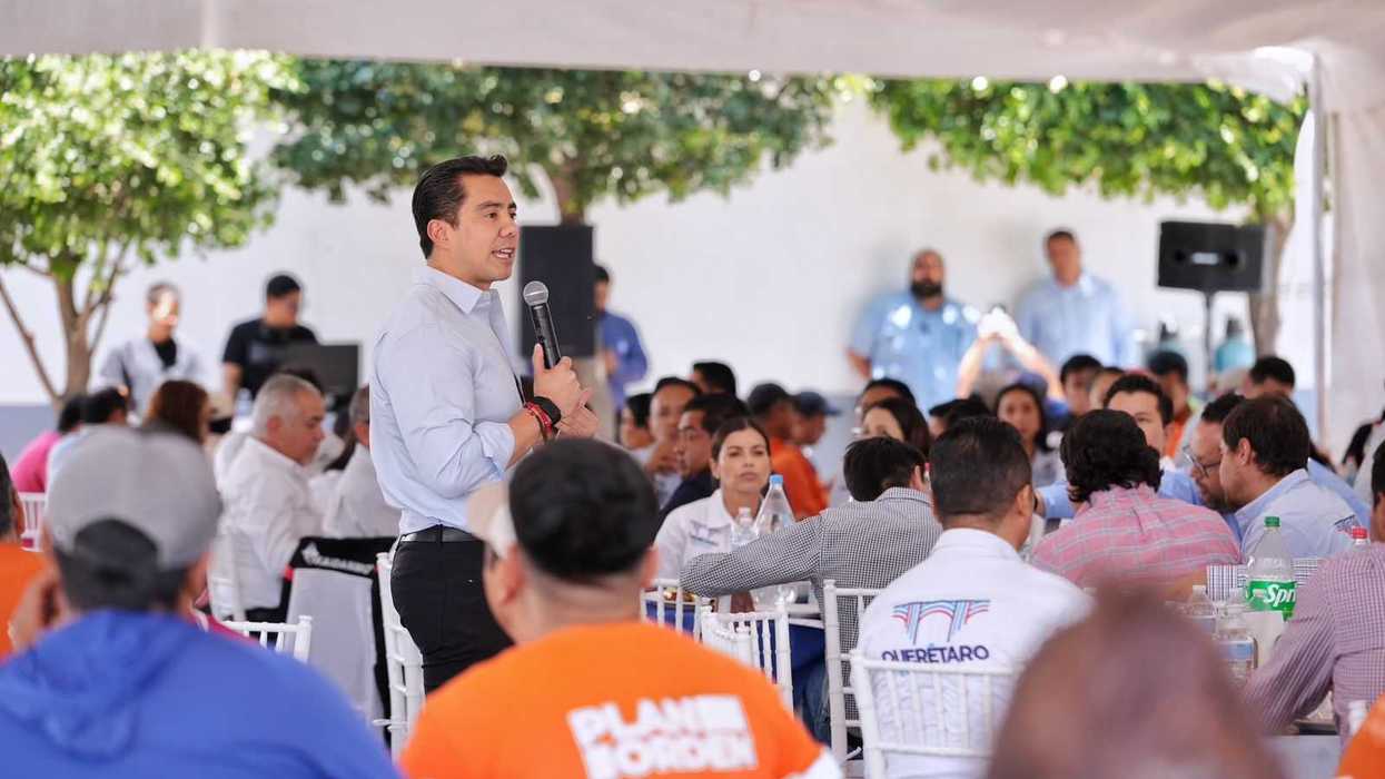Felifer Macías reconoce a trabajadores de Obras Públicas durante el Día de la Santa Cruz en Querétaro