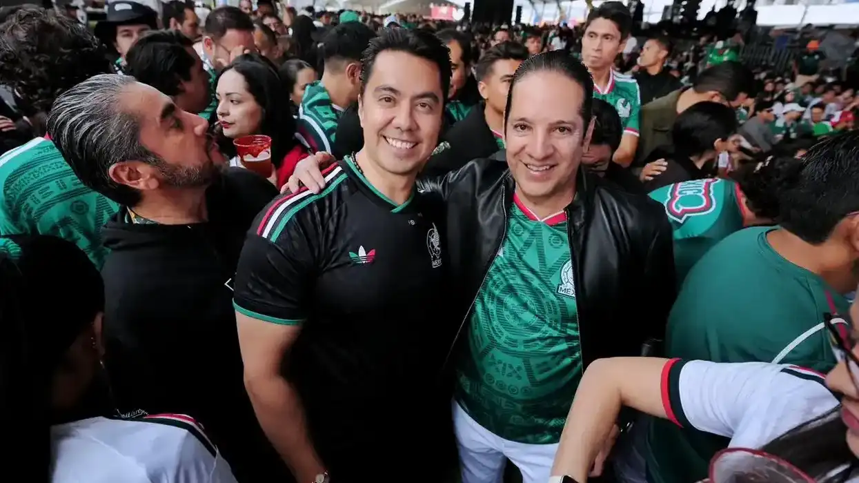 Felifer Macías sonríe entre aficionados con playeras de la Selección Mexicana en el MéxicQ Zona Fest