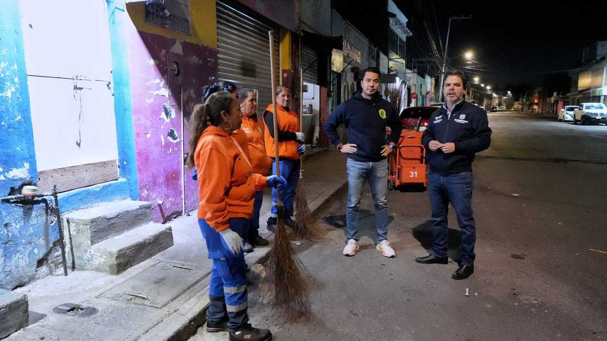 Felifer Macías y Armando Presa Ortega conversan con personal de limpieza en calle comercial de Querétaro durante recorrido nocturno