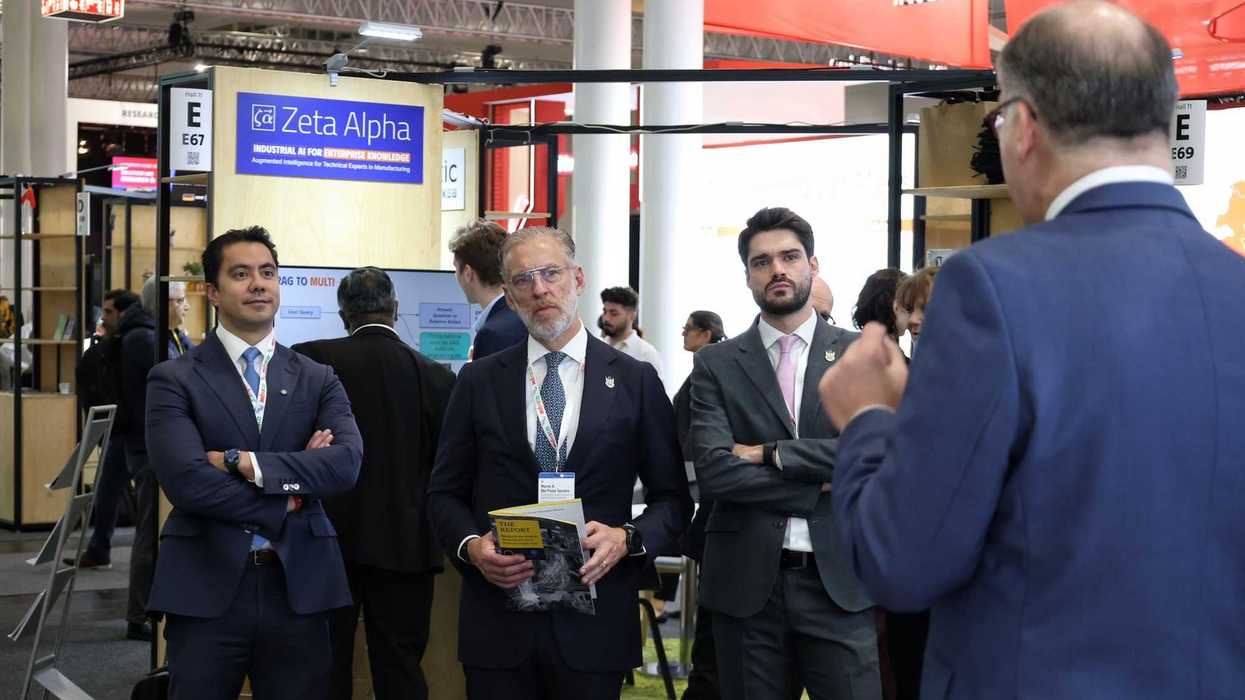 Felifer Macías y directivo de Liebherr México durante reunión en Hannover Messe sobre inversión de taller de grúas en Querétaro