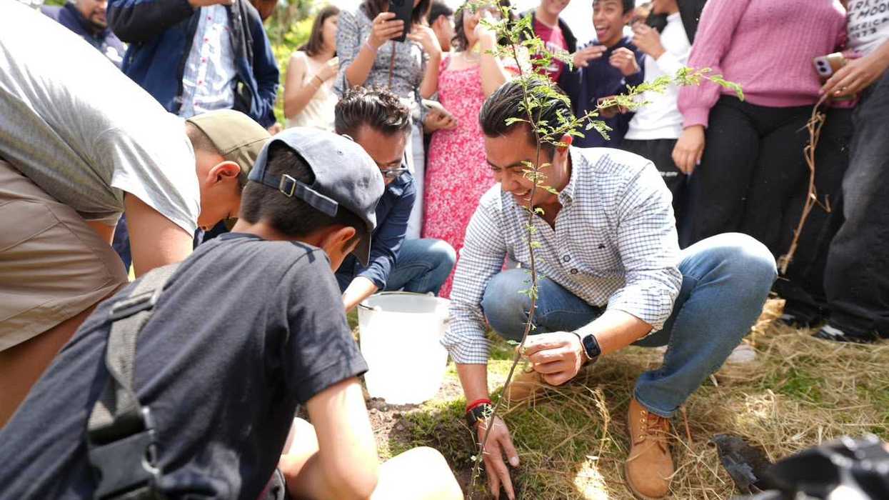 Felifer Macías y estudiantes de la preparatoria Bicentenario plantan árboles nativos en jornada de reforestación como parte del Día Mundial de la Juventud en Querétaro.