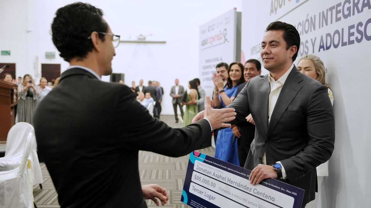 Felifer Macías y Mauricio Kuri durante la entrega del Premio Estatal al Desempeño Profesional Docente 2025-2026 en Querétaro