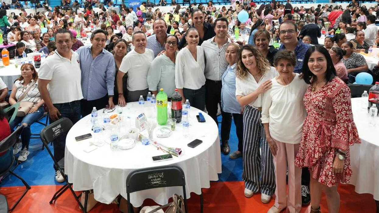 Felifer Macías y Memo Vega acompañan a más de 700 madres durante el tradicional festejo del 10 de mayo en San Juan del Río Querétaro