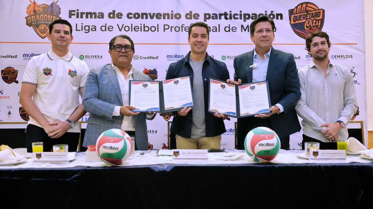 Felifer Macías y representantes del Club Dragones durante la firma del convenio de incorporación a la Liga de Voleibol Profesional.