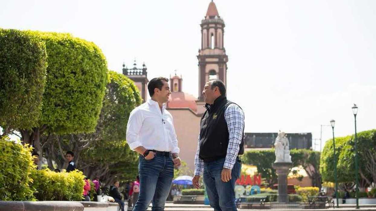 Felifer Macías y Roberto Cabrera durante el recorrido por el Centro Histórico de San Juan del Río en agenda patrimonial conjunta.