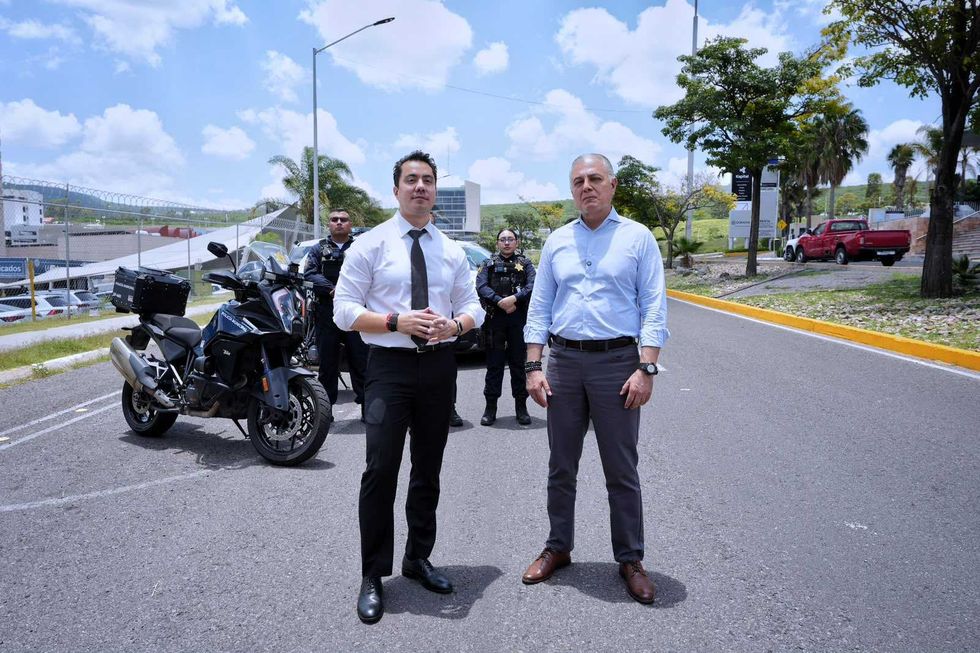 Felipe Fernando Mac\u00edas Olvera y Juan Luis Ferrusca Ortiz junto a una motocicleta de la Polic\u00eda Municipal de Quer\u00e9taro