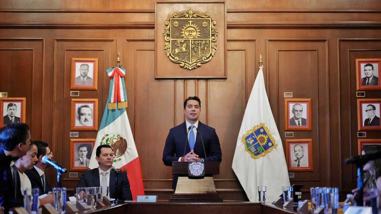 Felipe Fernando Macías Olvera habla en el podio durante su segundo informe de gobierno en Querétaro.