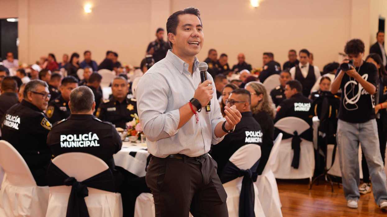 Felipe Macías Olvera y funcionarios municipales entregan reconocimiento por años de servicio en Querétaro.