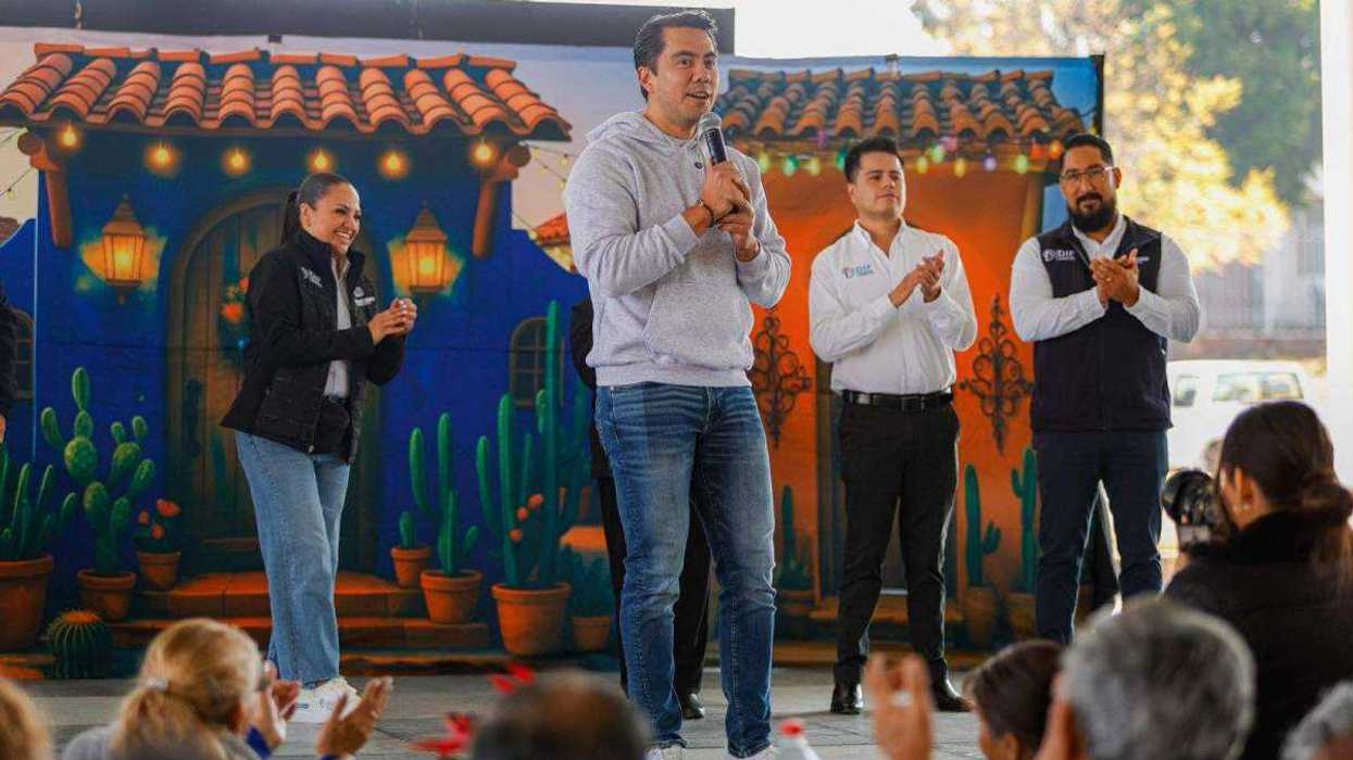 Felipe Macías y Adriana Olvera de Macías convivieron con más de 800 adultos mayores en posada que incluyó pastorela, cantos tradicionales y rifa de obsequios.