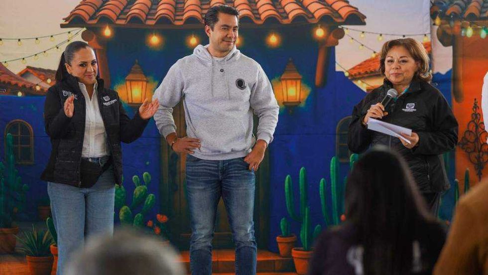 Felipe Macías y Adriana Olvera de Macías convivieron con más de 800 adultos mayores en posada que incluyó pastorela, cantos tradicionales y rifa de obsequios.