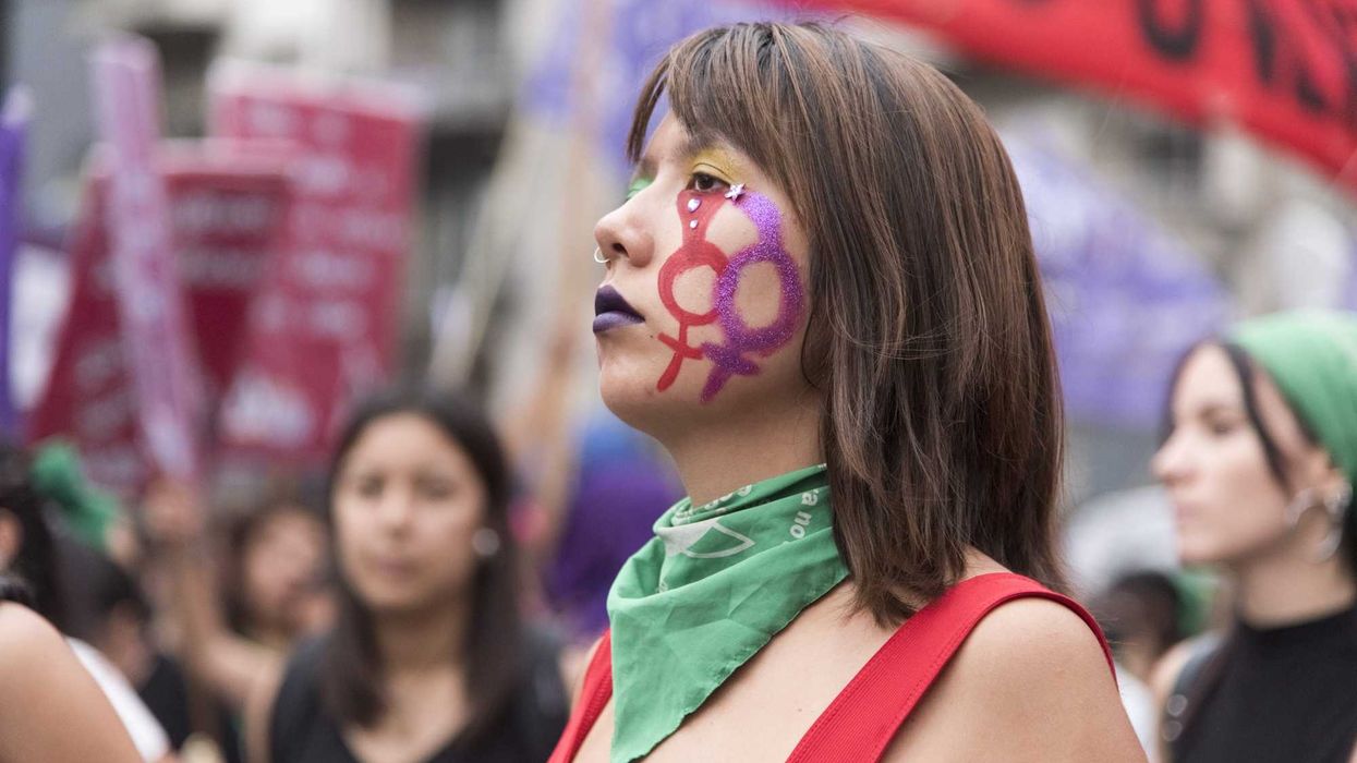 Feministas exigen a congresos estatales cumplir sentencias sobre despenalización del aborto en México.