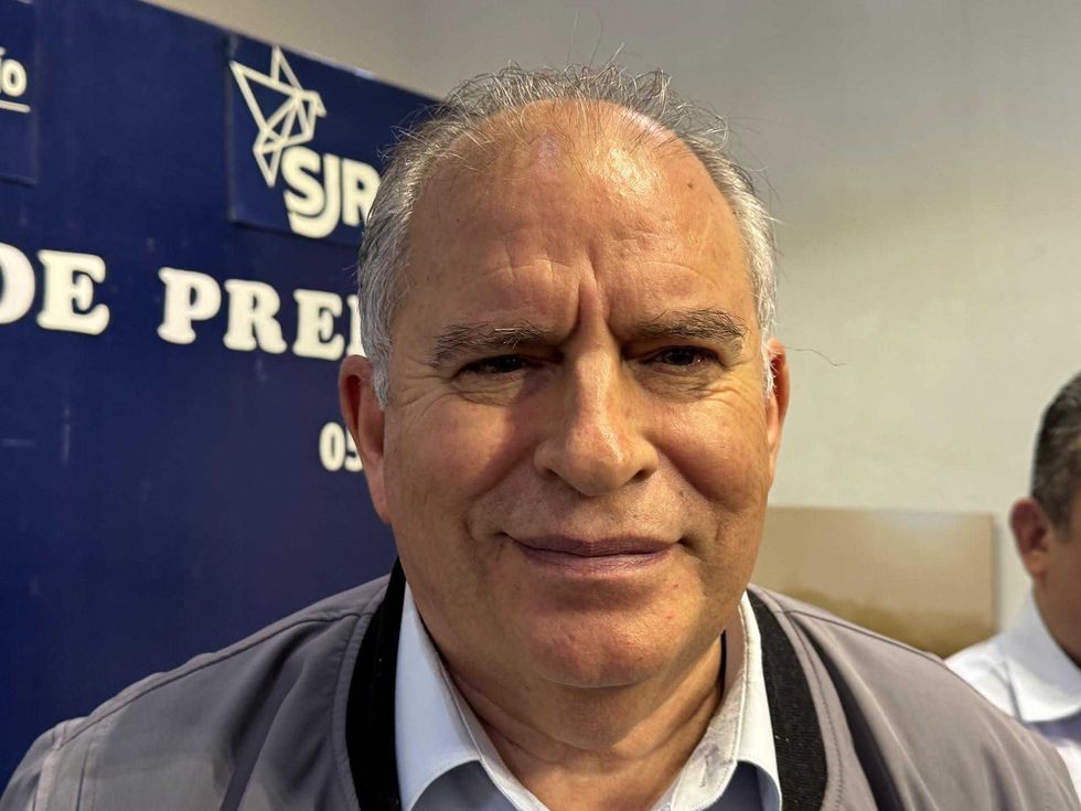 Fernando Dami\u00e1n Oceguera, secretario de Finanzas Municipal de San Juan del R\u00edo, durante presentaci\u00f3n de presupuesto 2026 con calificaci\u00f3n AA de Fitch Ratings