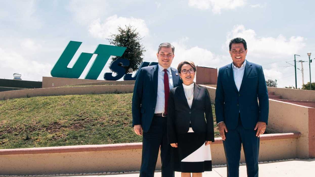 Fernando Ferrusca Ortiz y Silvio González posan frente al campus de la UT San Juan del Río