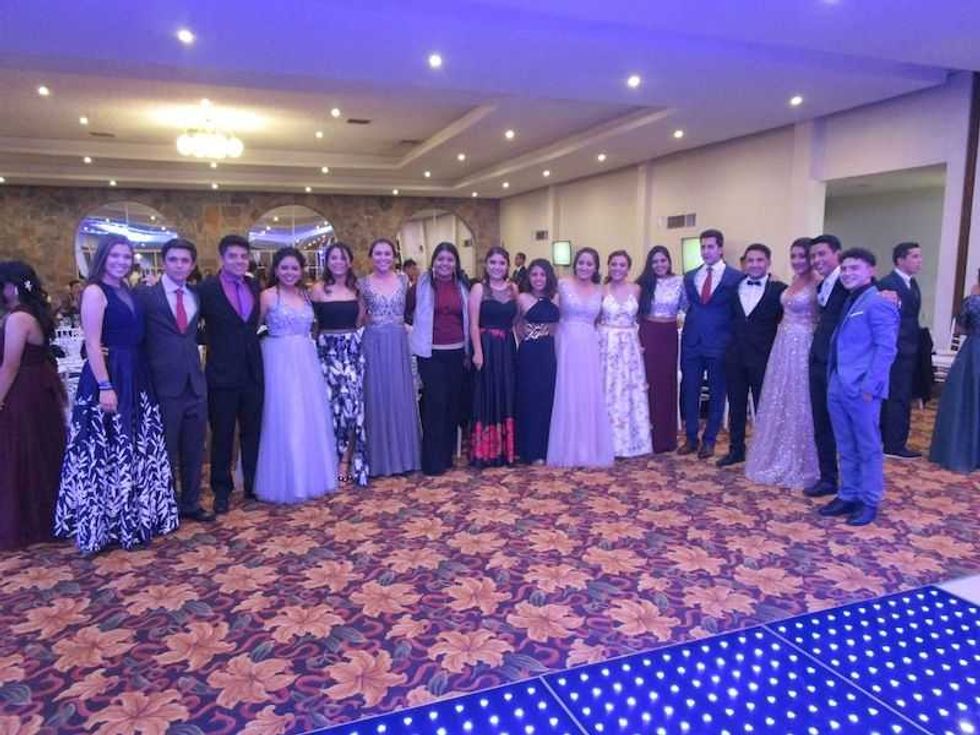 festejan egresados del colegio la salle 1