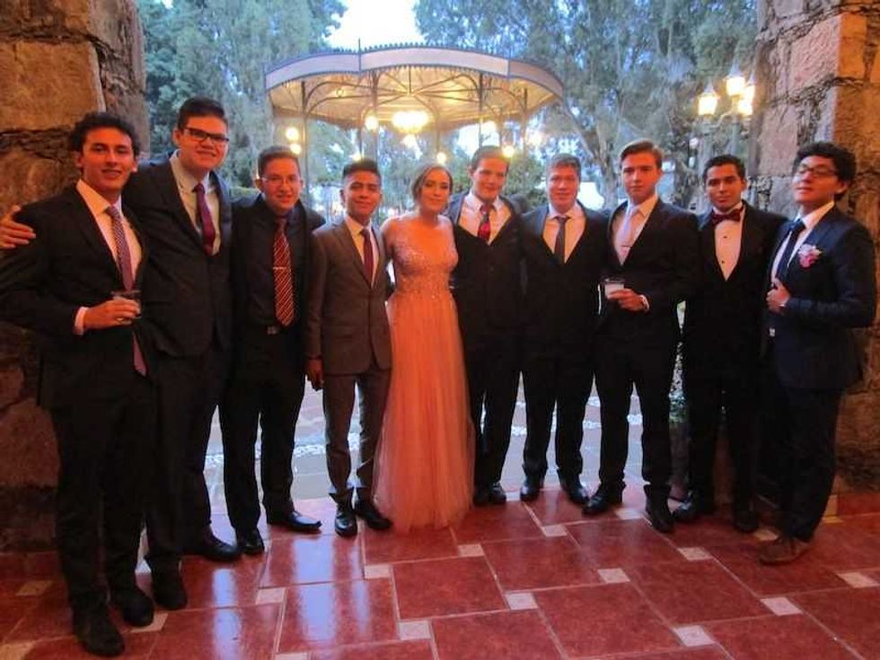 festejan egresados del colegio la salle 32