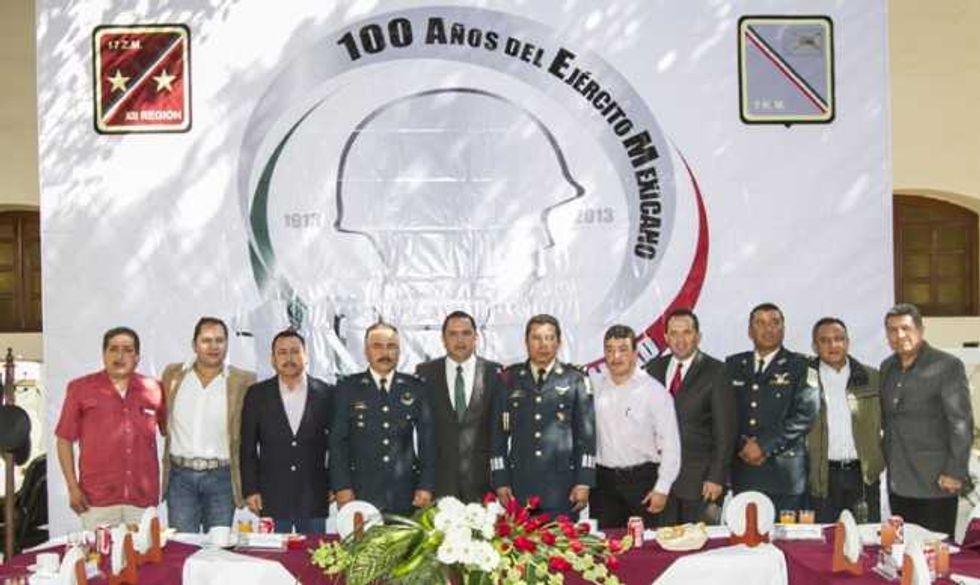 Festejo de 100 años de las fuerzas armadas.