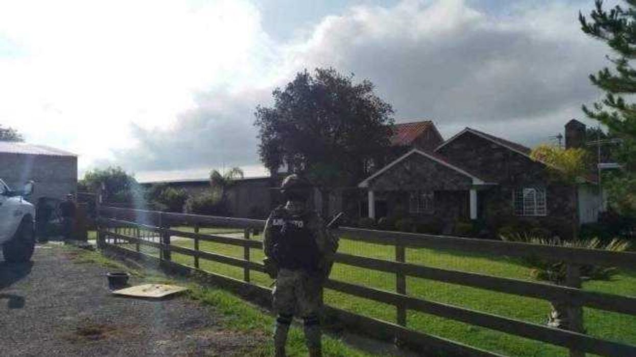 FGR asegura arsenal y detiene a cuatro personas en operativo en Huimilpan.