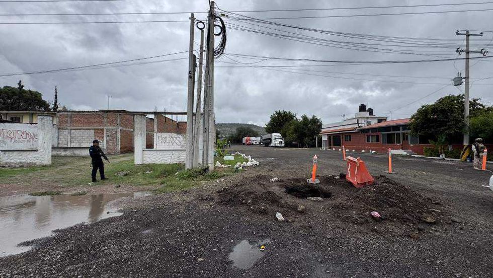 FGR investiga toma clandestina de huachicol en San Juan del Río.