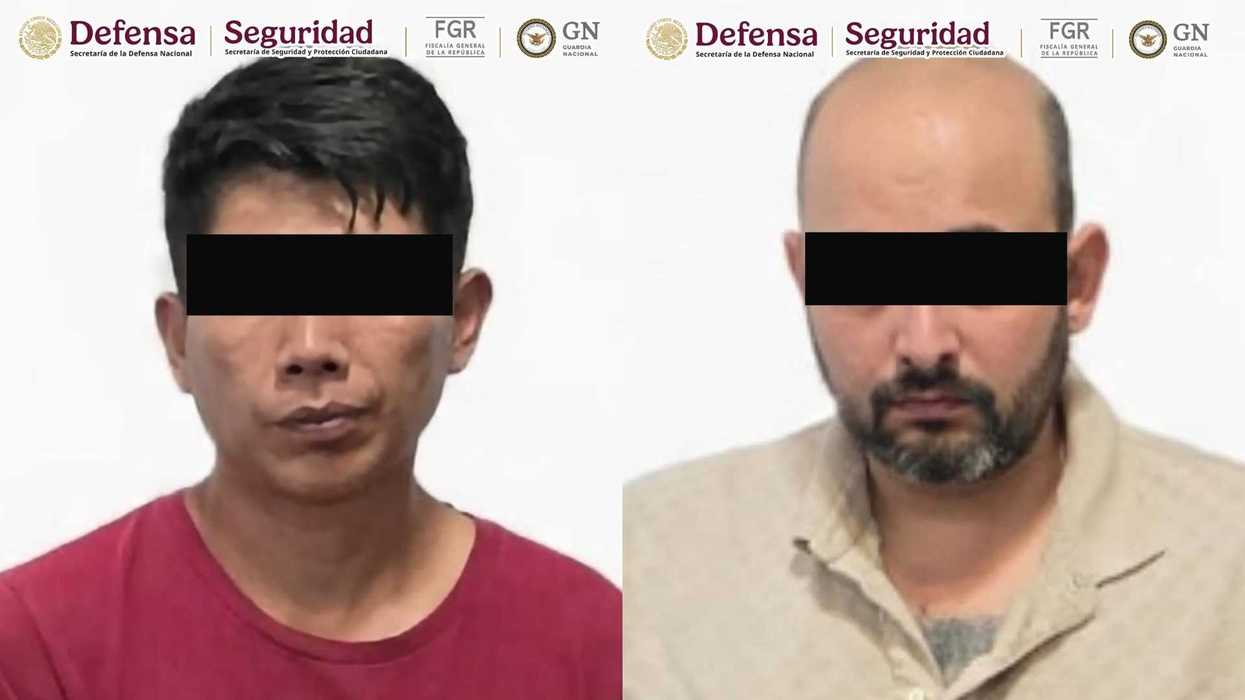 Ficha de identificación oficial, con logotipos de Defensa, Seguridad, FGR y Guardia Nacional, de un hombre detenido por extorsión en Guadalajara, Jalisco, con los ojos cubiertos.