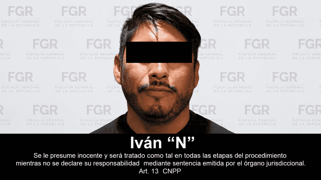 Ficha de la FGR de Iván “N”, vinculado a proceso tras ser asegurado en Guadalajara, con los ojos cubiertos por una franja negra.