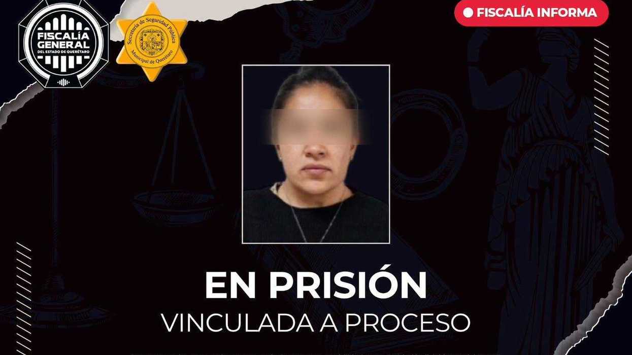 Ficha de la Fiscalía de Querétaro con imputada por robo a comercio, rostro difuminado, vinculada a proceso