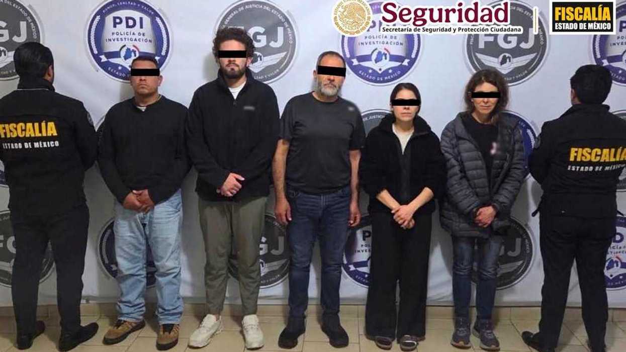 Fichas de los cinco vinculados por extorsión con IA en Edomex, con los ojos cubiertos, en gráfico de SSPC y Fiscalía