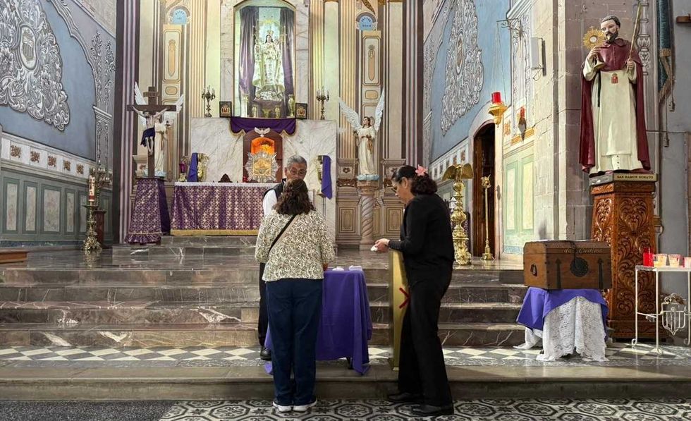 Fieles cat\u00f3licos reciben la imposici\u00f3n de ceniza en iglesia de Quer\u00e9taro durante la celebraci\u00f3n del Mi\u00e9rcoles de Ceniza 2026 al inicio de la Cuaresma